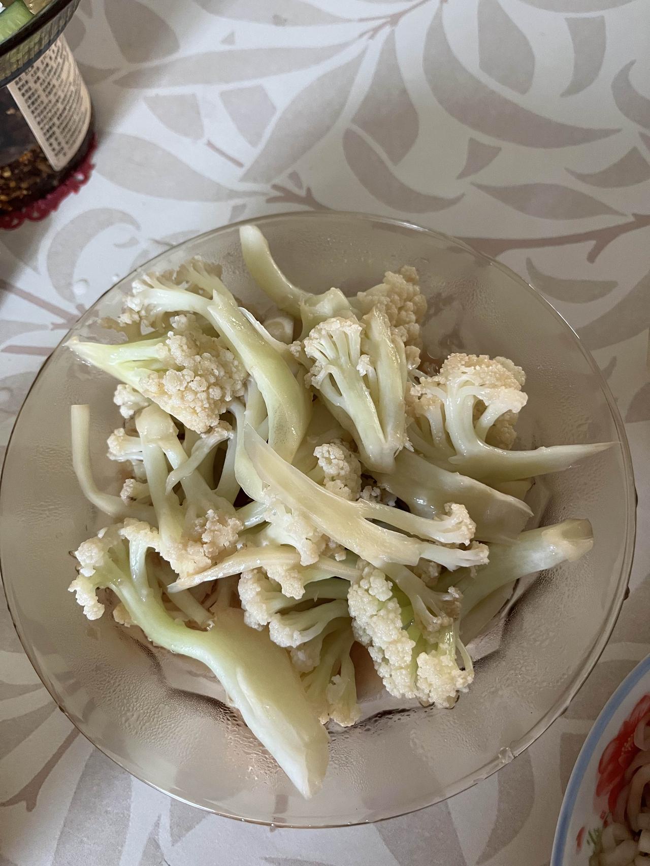早上吃什么？
炒花菜
醋拌白萝卜丝
香椿饼，另加土豆、贝贝爪
小米汤
素，全是素