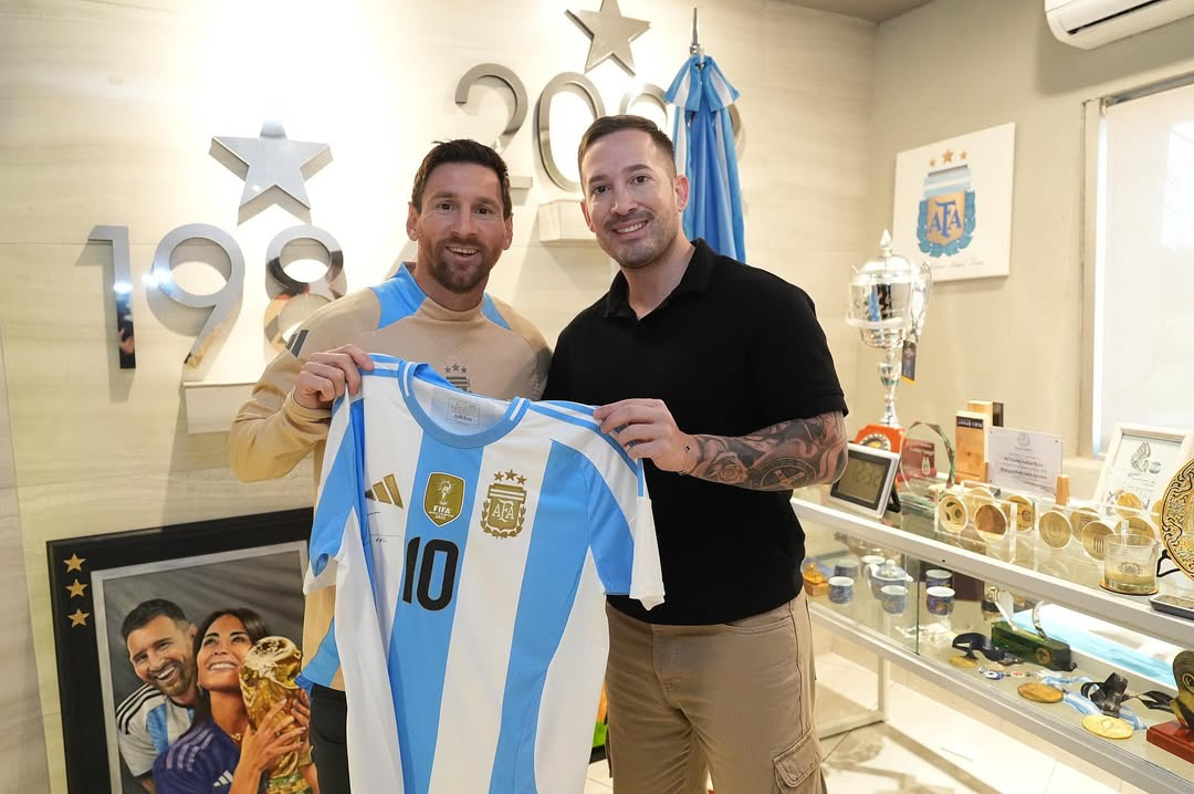 梅西[超话]  国际比赛日这几天接待了好多各地赶来的球迷阿根廷3比0委内瑞拉 ​