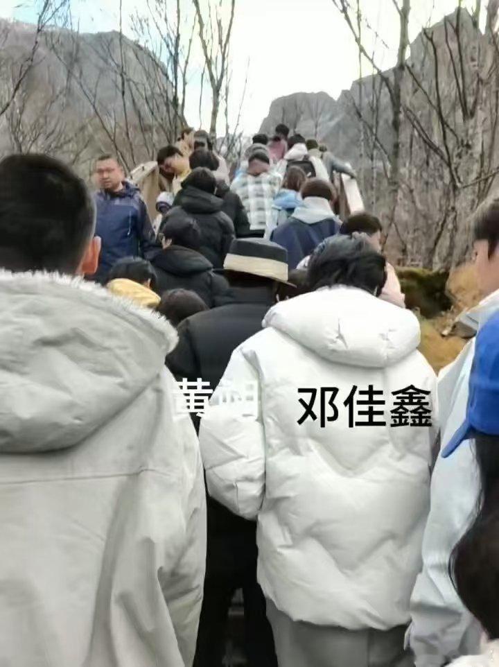 长白山偶遇邓佳鑫余宇涵黄朔邓佳鑫余宇涵黄朔去长白山了 救命！长白山路人视角也太绝