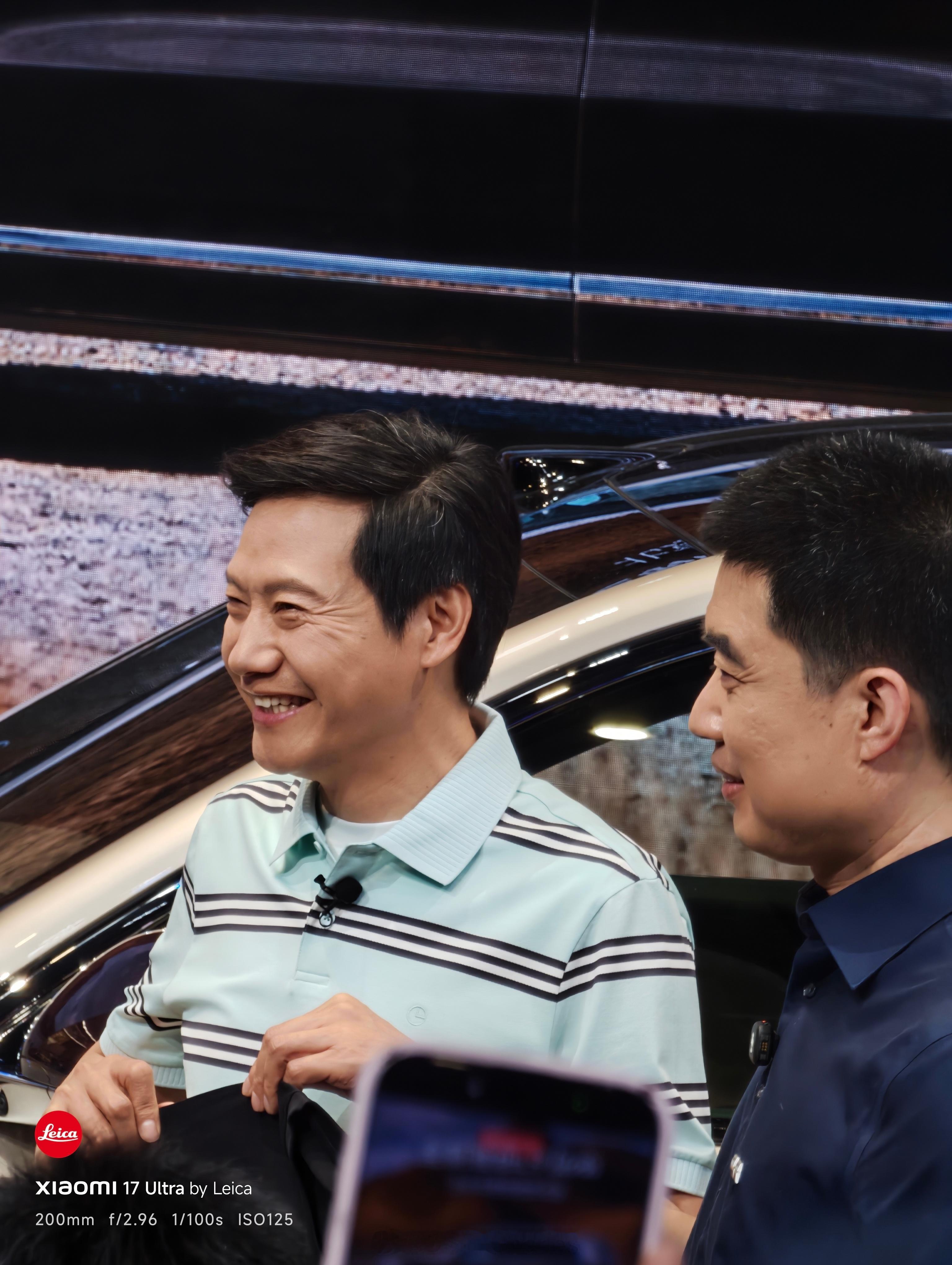 雷总去理想展台了，由李想介绍L9 Livis北京车展