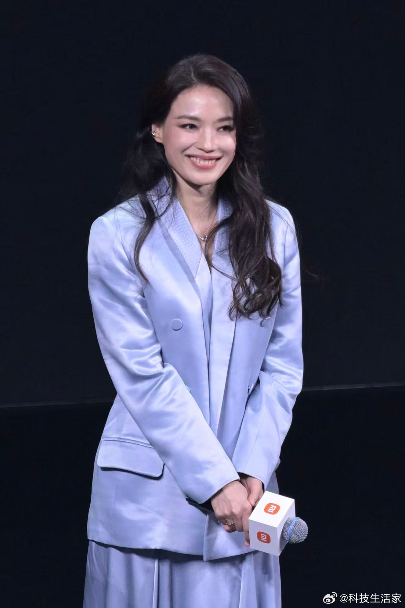 【舒淇对新SU7卡布里蓝印象最深】有的人一出现，整个画风就对了。在小米新一代SU