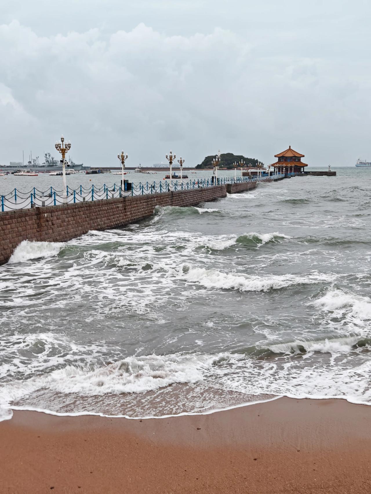 受台风影响，今天栈桥继续封闭。海浪🌊🌊明显比昨天大了许多～已经有不少游客在海