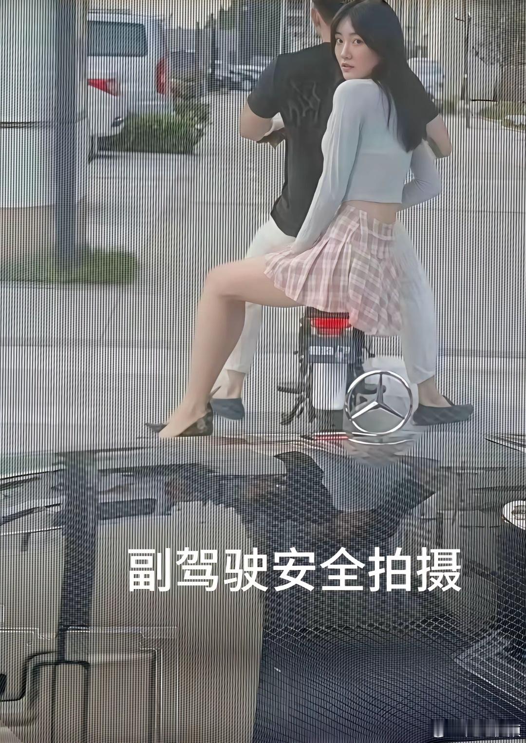这个眼神想表达的太多太多。 ​​​