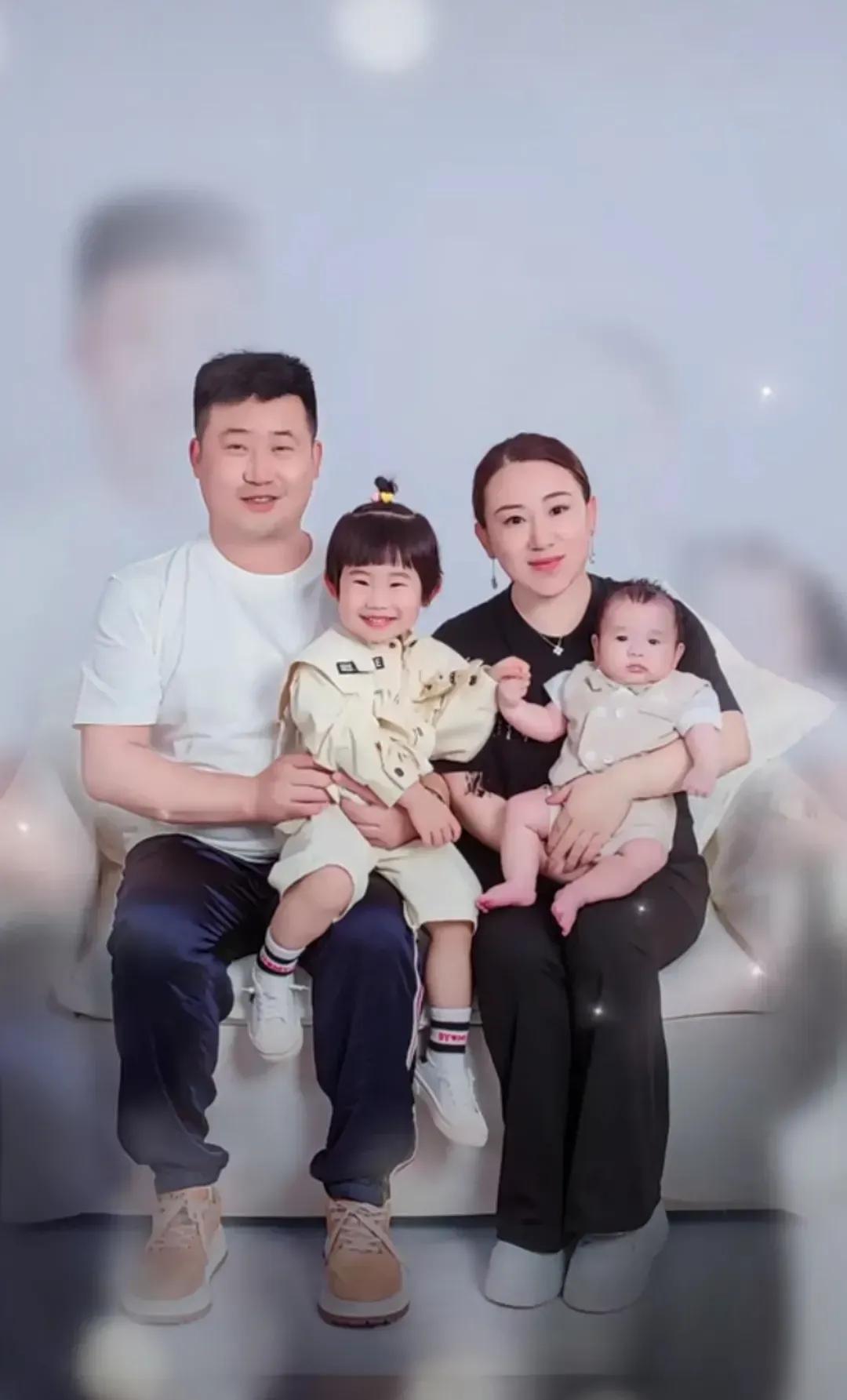 丫蛋的全家福，多年不见发福了不少，多年不见成熟了不少，多年不见已经是两个孩子的妈
