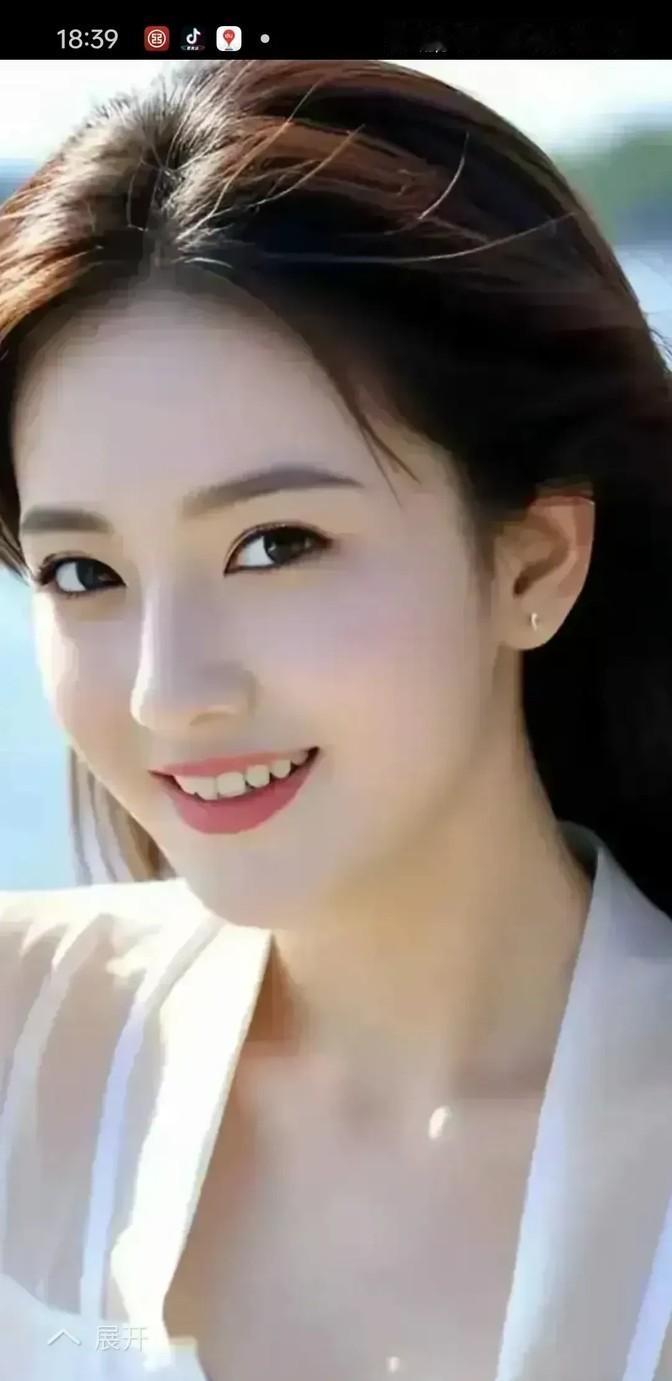 春天来了，村子外面那片地里的树都绿了，桃花也开了，真是个好季节。村子外头的稻田里