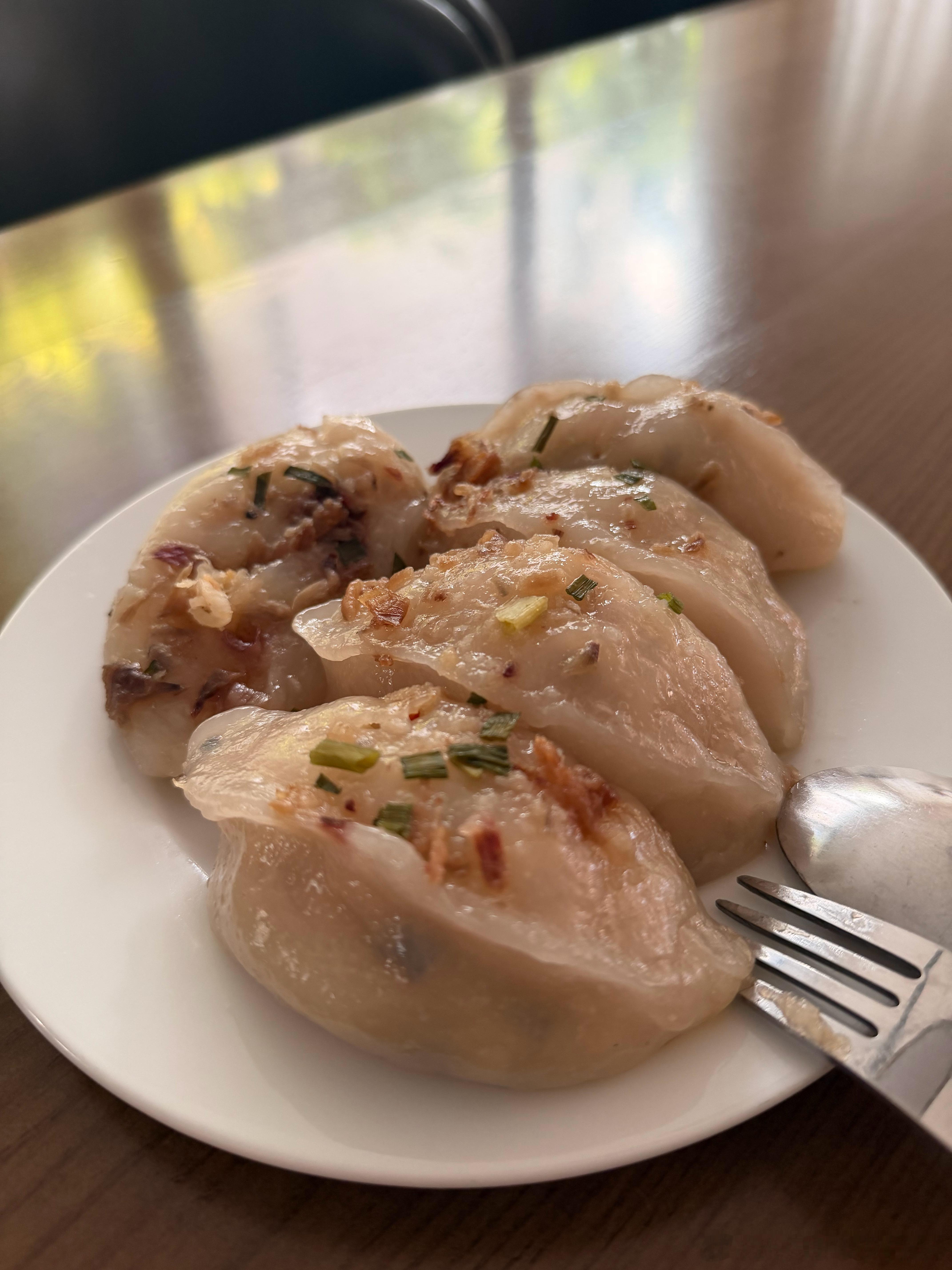 昨天带弟弟出门吃饭，碰到斜对面的Auntie，让我等一等，她拿自己做的粿给我。说