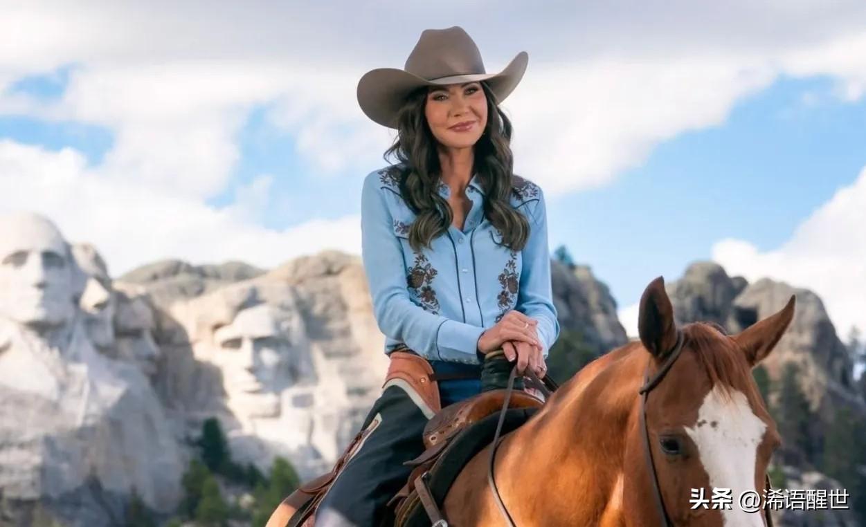 国土安全部部长诺姆被撤职，直接原因是她花2亿美元拍摄打击非法移民的宣传广告，内容