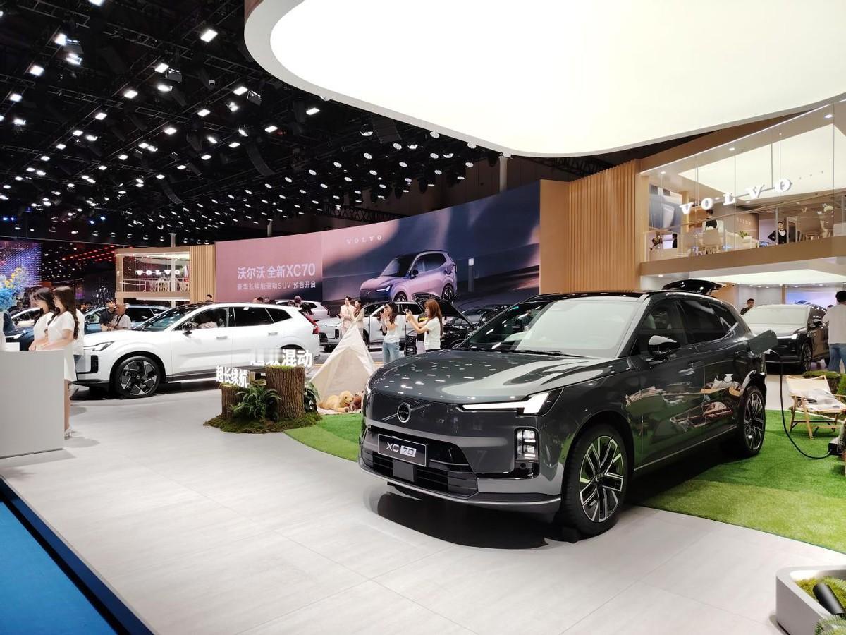 85分钟小订5000台？成都车展实拍沃尔沃全新XC70，敢在豪华混动里称“第一”