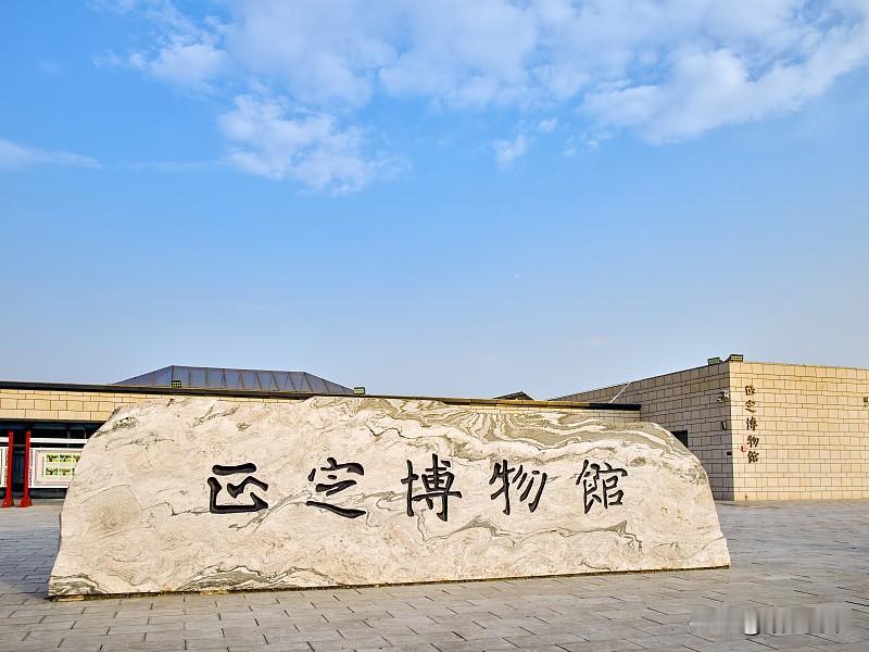 在正定博物馆有一件文物，名叫定窑白釉剔花荷莲鹿雁纹瓷罐，据讲解人员介绍，这是目前