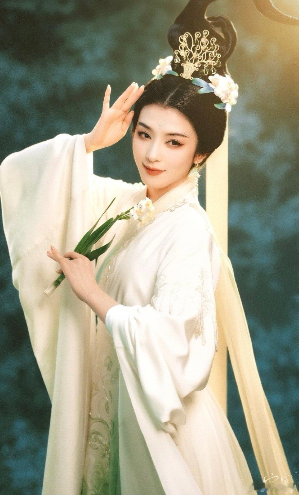 目前最美出场，凌波仙姿入画来，尽显东方雅韵。！春晚段子大考春晚李云霄花神降临