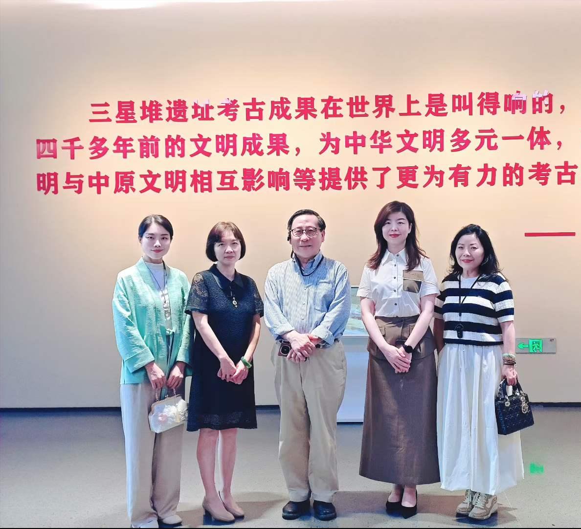 今天有幸能与高志凯老师、冬梅会长一同走进三星堆，实在是一次难忘的精神洗礼。踏入博