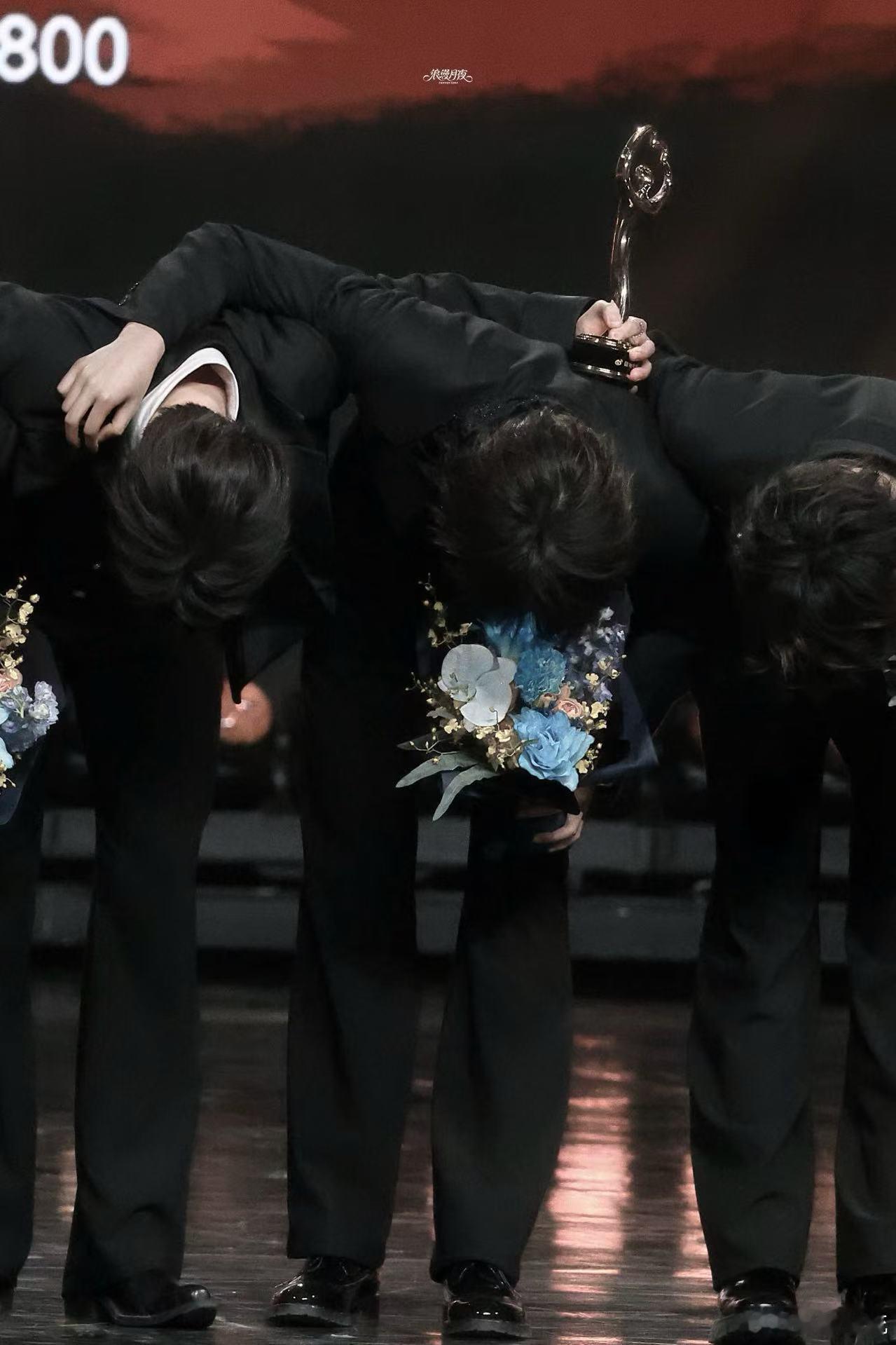 张极捧花贵公子 蓝花配少年太绝了，张极捧花的模样清隽又矜贵，游刃有余的状态把贵公