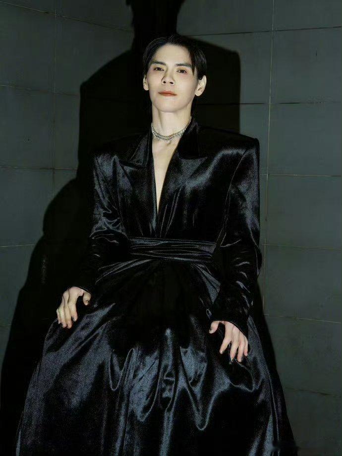 向佐穿了十厘米高跟鞋 佐哥为时尚是真拼！十厘米高跟鞋亮相红毯，搭配个性服饰吸睛度