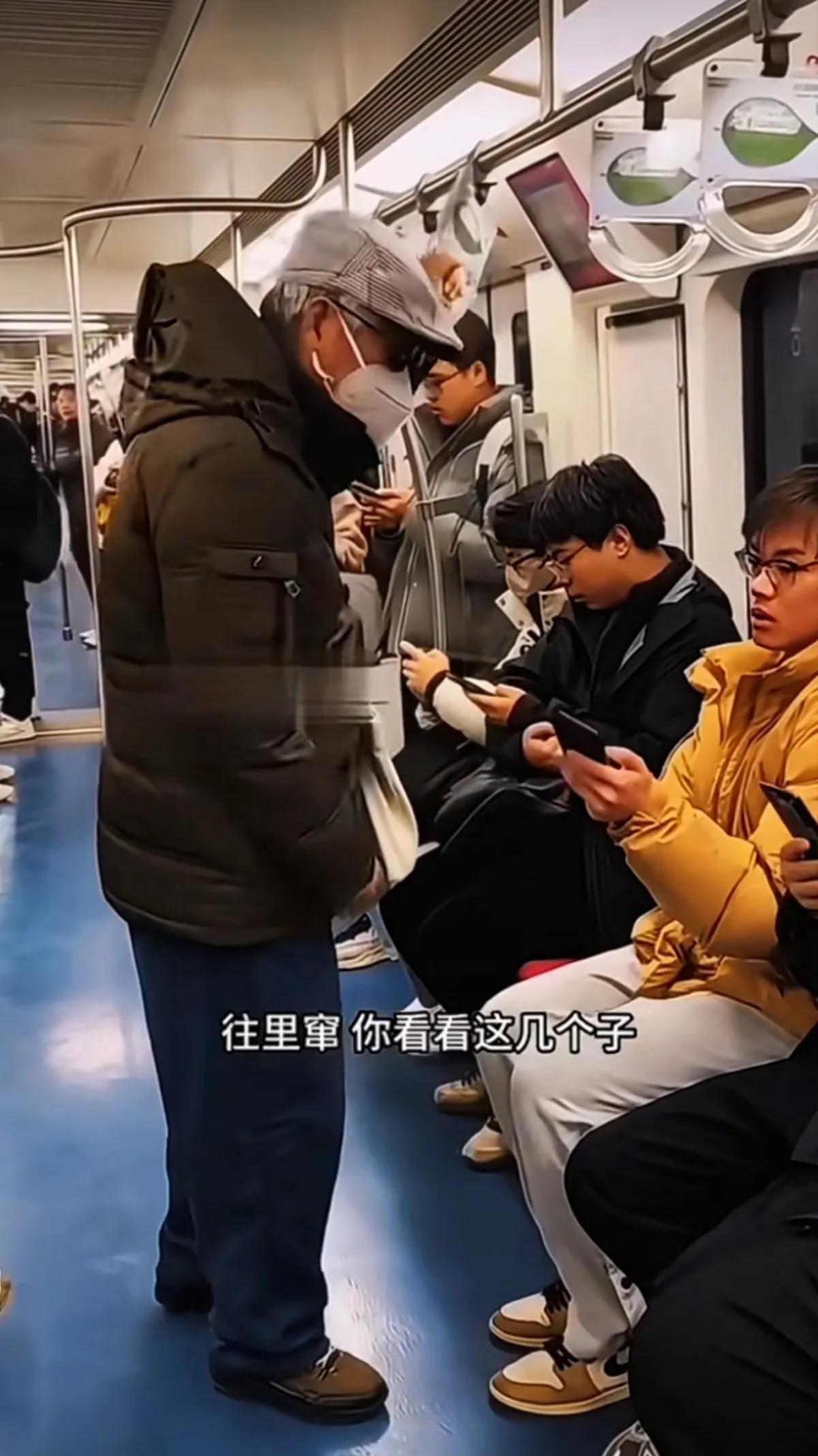 地铁上年轻人必须给老年人让座吗?
    一老者要求小伙让座（图），不让就要给他