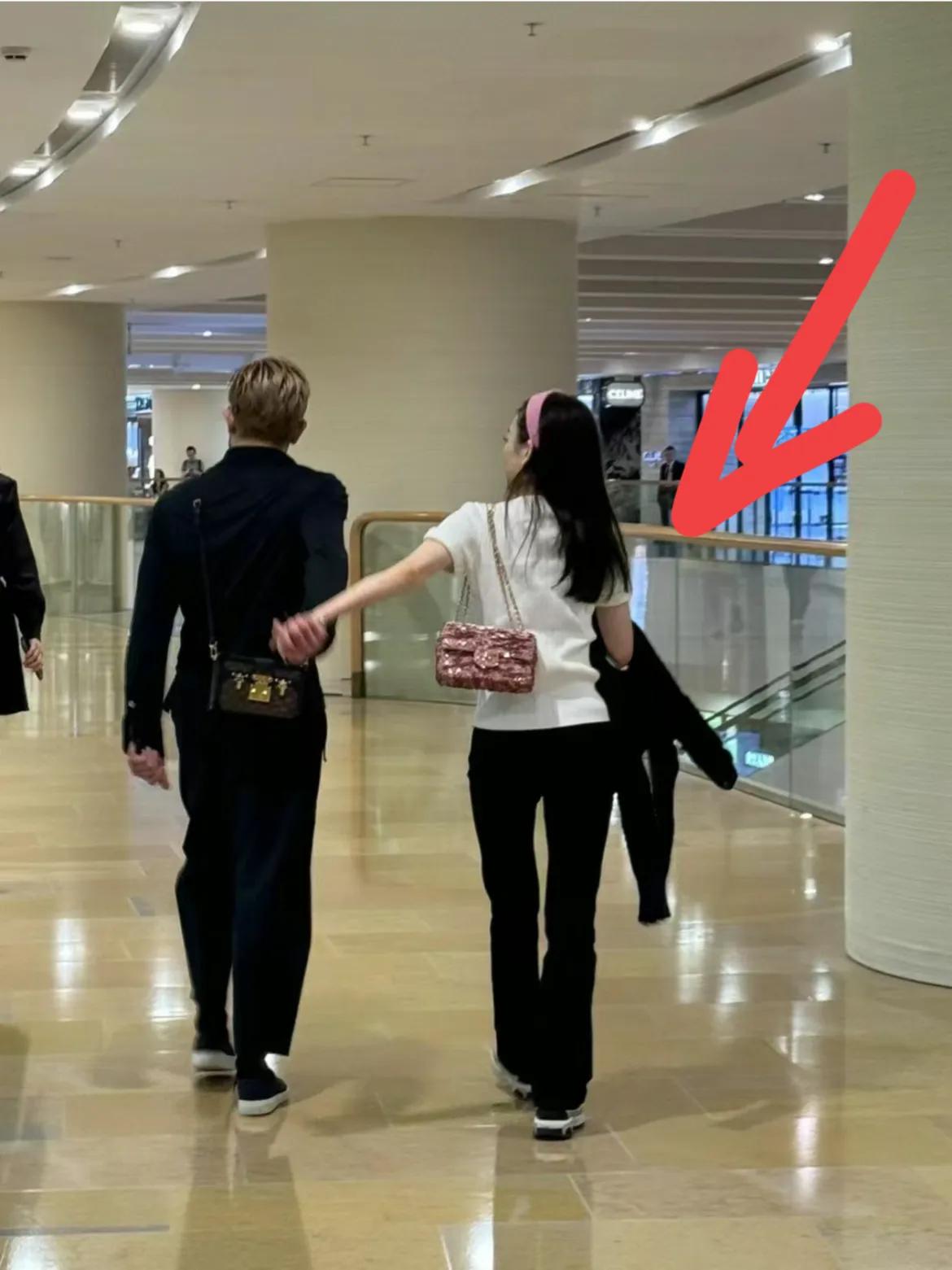 这个照片，觉得郭富城和方媛很恩爱啊，哪里看出来郭嫌弃老婆？
再说了，他那么有钱，