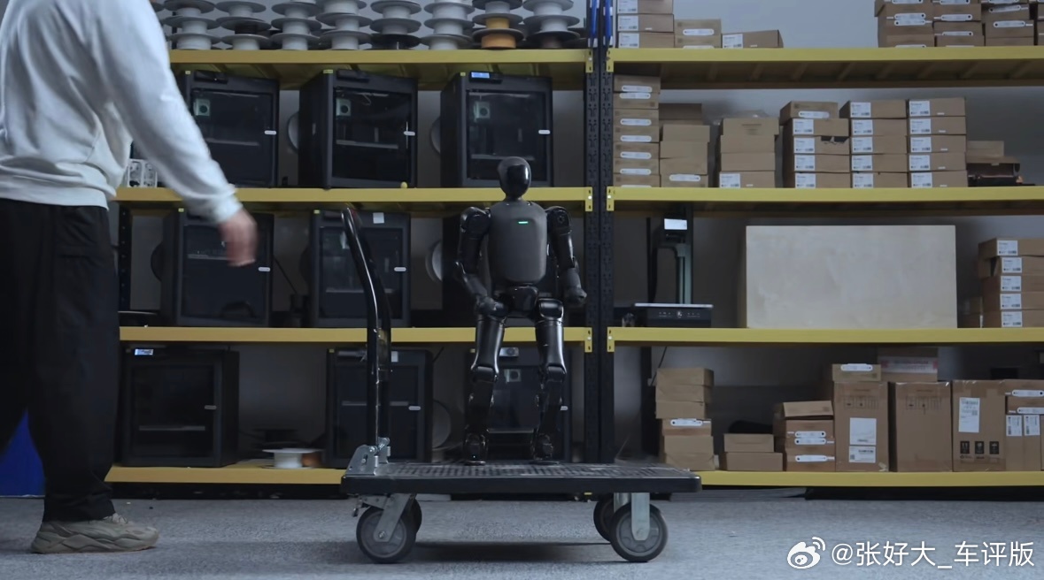 全球首个个人机器人终于出小型的机器人了。这种可以拎起来就跑能折叠装包里还可以定义