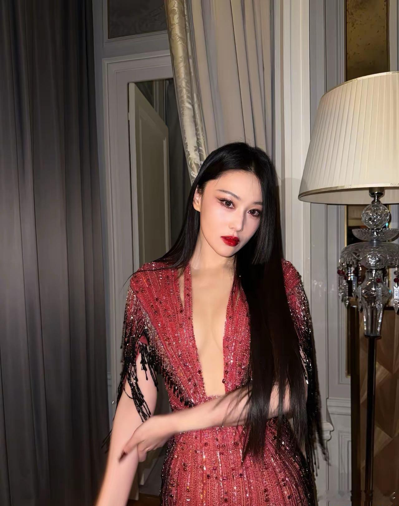 事实证明，大大方方的展示，不会引来不怀好意的凝视。张馨予礼服领口开到腰，大大方方