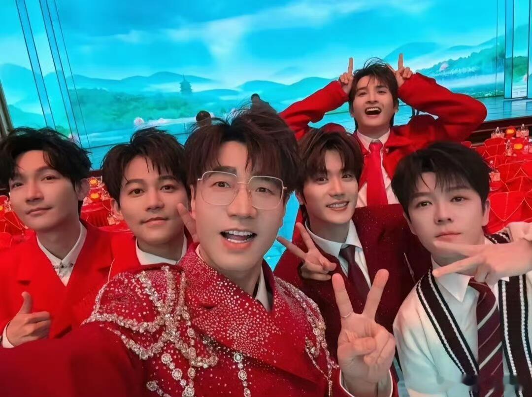 0713是懂拿捏快乐的0713是懂快乐的太期待他们的舞台了 ​​​