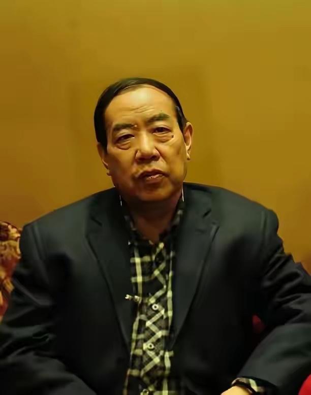 这几天最难受的应该是贾平凹了吧
作为当代文坛大咖
竟然败在了自己的一手扶持起来的