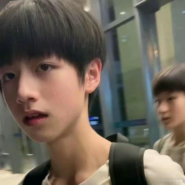 朱志鑫[超话]  萌萌幼崽时期 想掐🤏猫脸蛋 ​​​