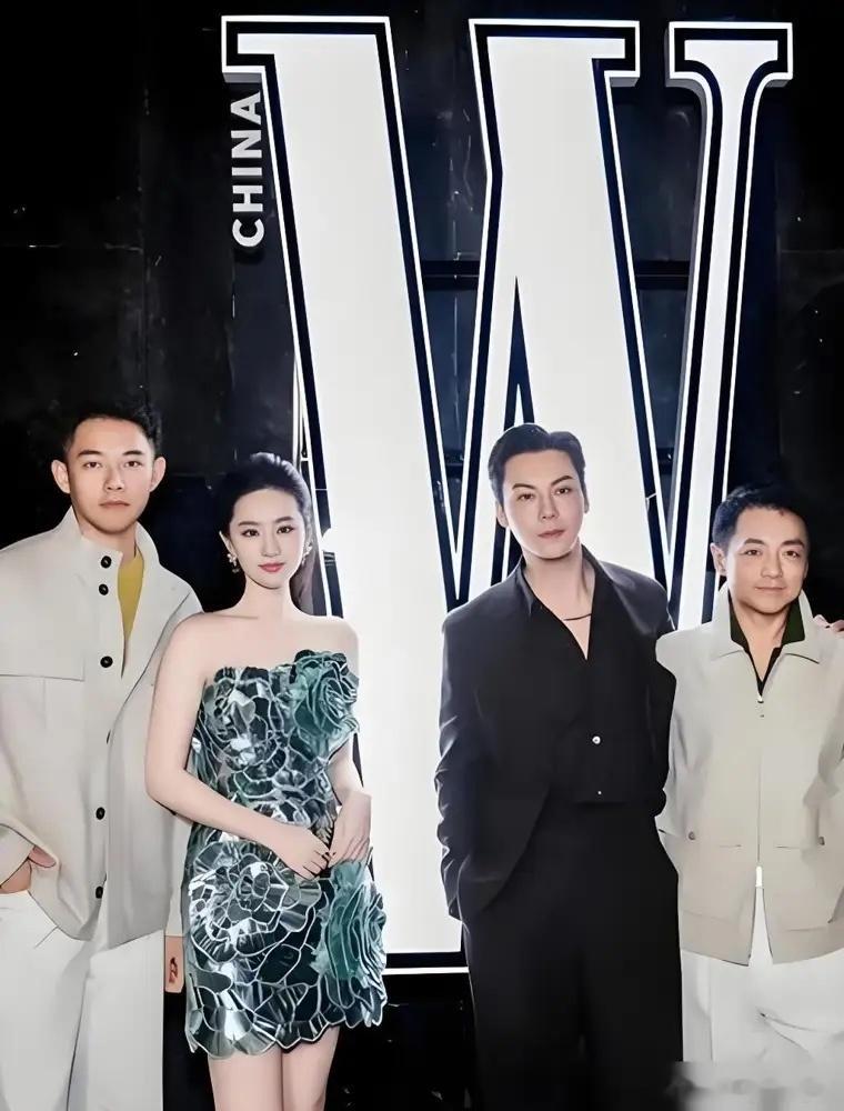陈伟霆微微欠身，主动伸出手去问候刘亦菲，结果刘亦菲根本不按套路出牌。 她没有礼节
