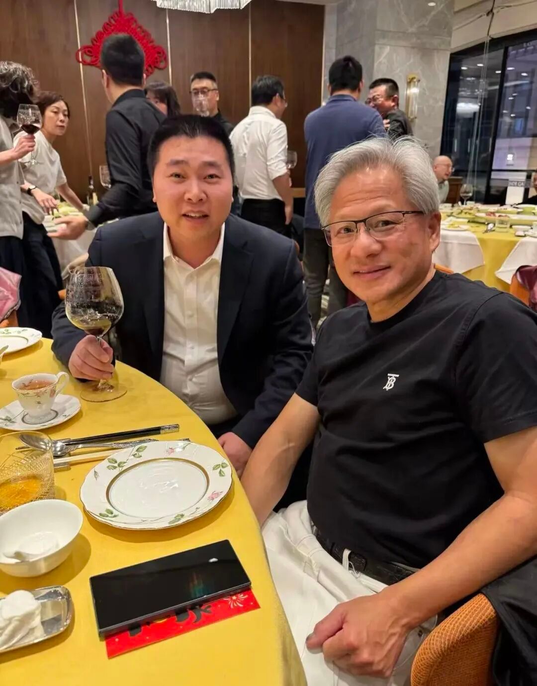 #英伟达馋上河南钻石# 今年初，黄仁勋来参加国内年会的时候，悄咪咪跟国内的钻石公