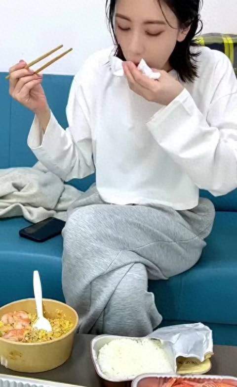 贾静雯吃饭的菜居然全是蛋白