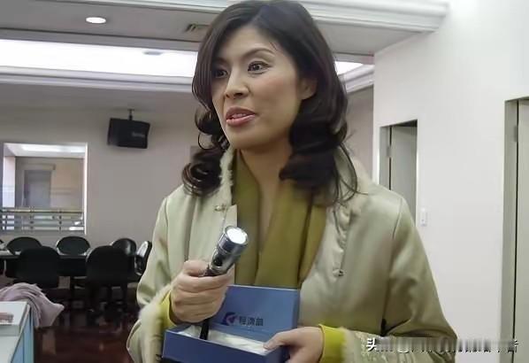 蓝营铁票区一夜变天！
郑丽文靠卖莲雾拉
升支持率0000%  
农民现货VS政治