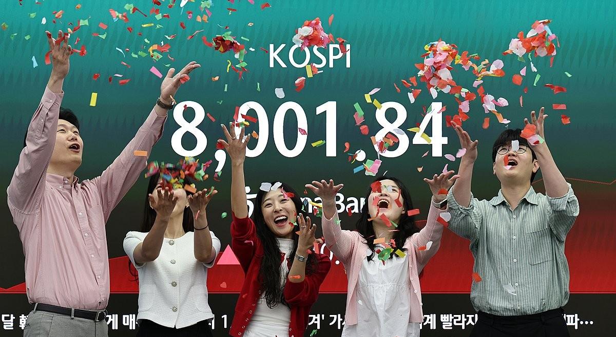 韩式悲伤
当地时间15日，韩国综合股指KOSPI盘中突破8000点，再度创下该指