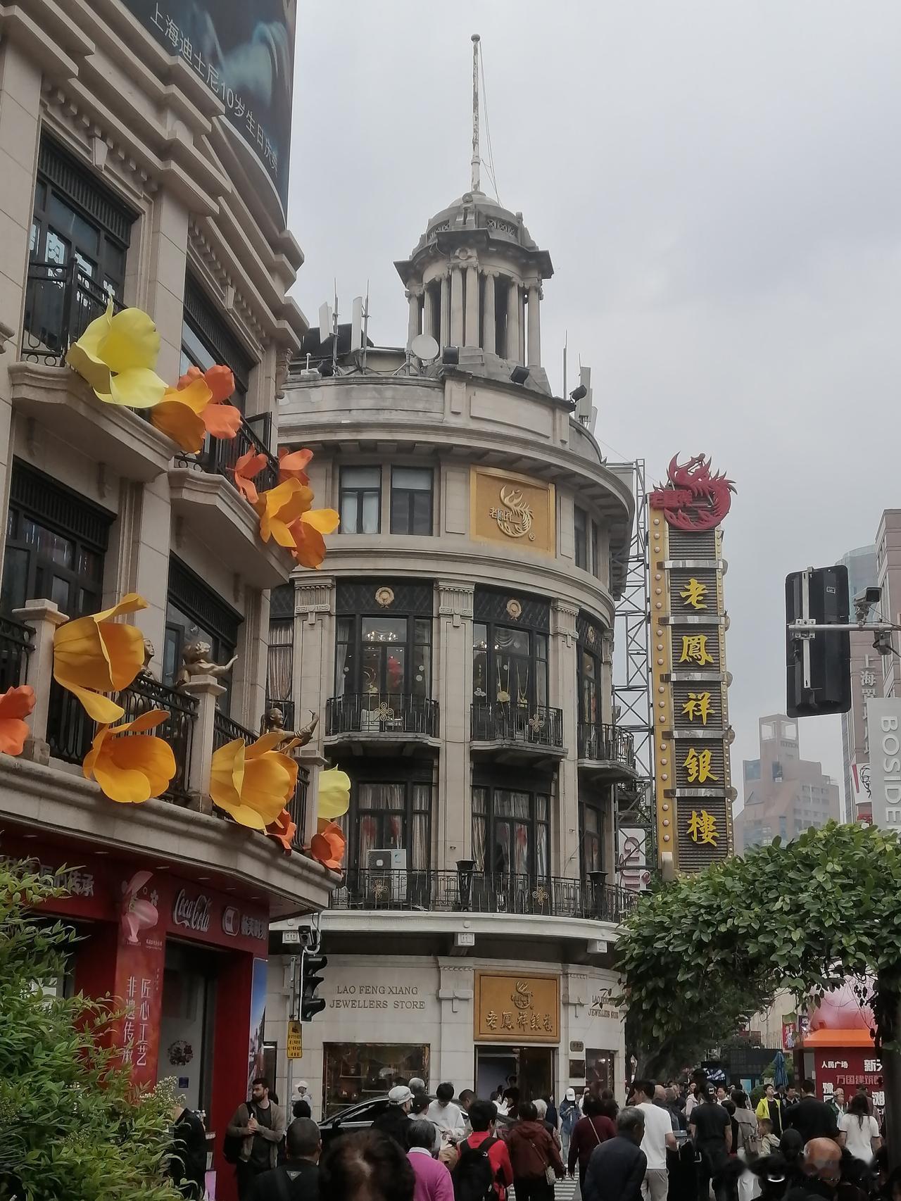 社会长治久安靠的是什么靠的是党的英明政策、靠的是祖国的强盛、靠的是人民军队的保家