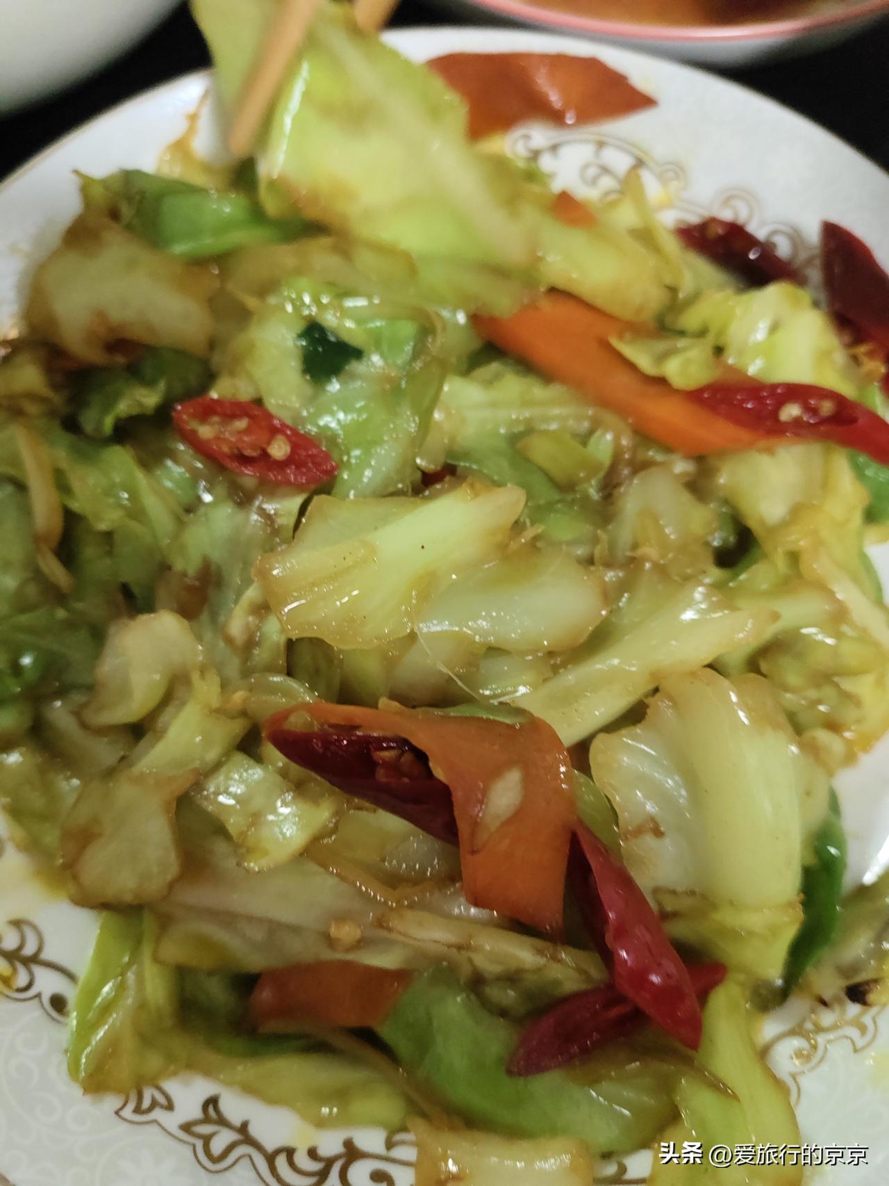 秋天的大头菜，用公红红的小辣椒爆锅，然后爆炒大头菜，就是一道人人爱吃的火爆大头菜