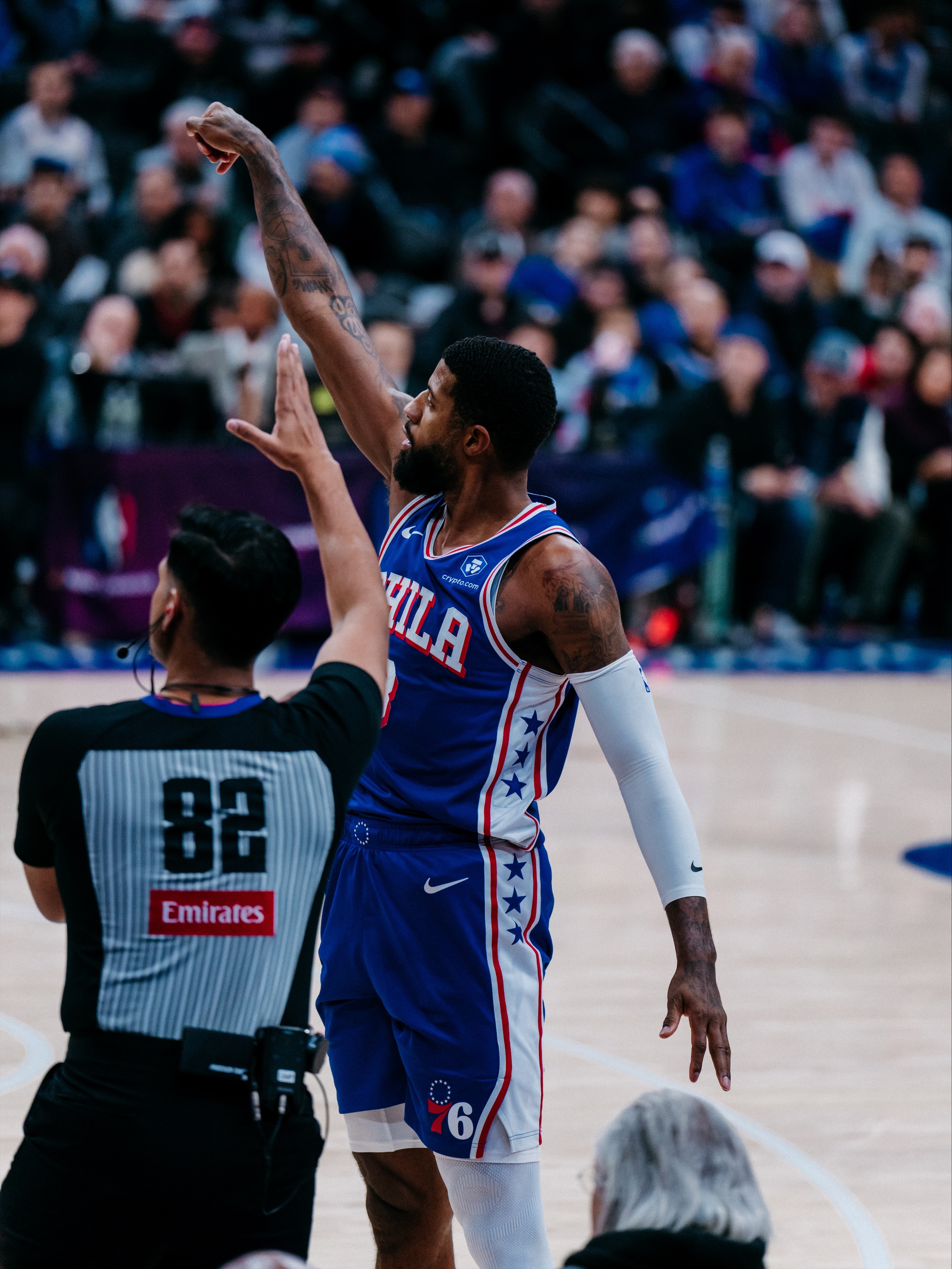 赛事图集！分享一组76人队今日对阵雄鹿队比赛时拍摄的球员现场酷图！费城76人76