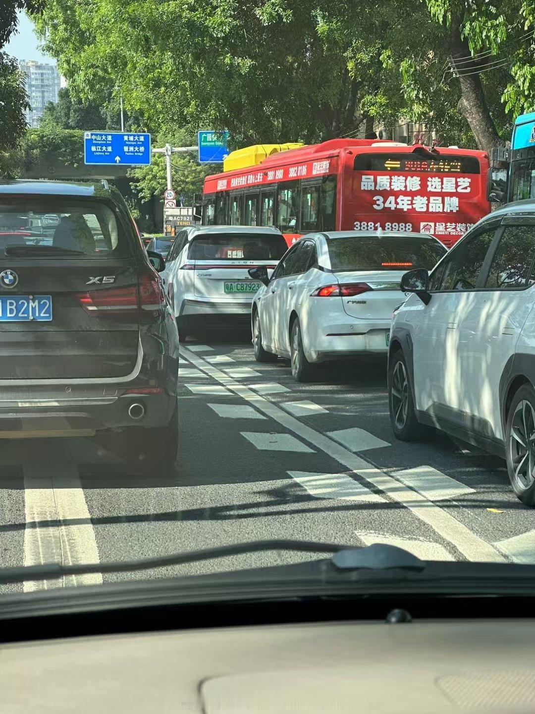 上班路上发现两种人最讨厌，一种是插我队的，一种是不让我插队的[哈哈]上班路上 ​