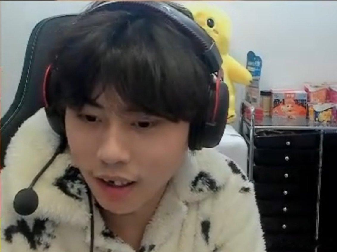 Ale门牙咋没了，是贴的效果还是门牙真没了看起来还怪搞笑的Ale门牙哪去了英雄联