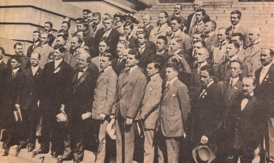 1913年8月，第八届世界学生会年会在美国华盛顿召开，来自康奈尔大学等校的各国留