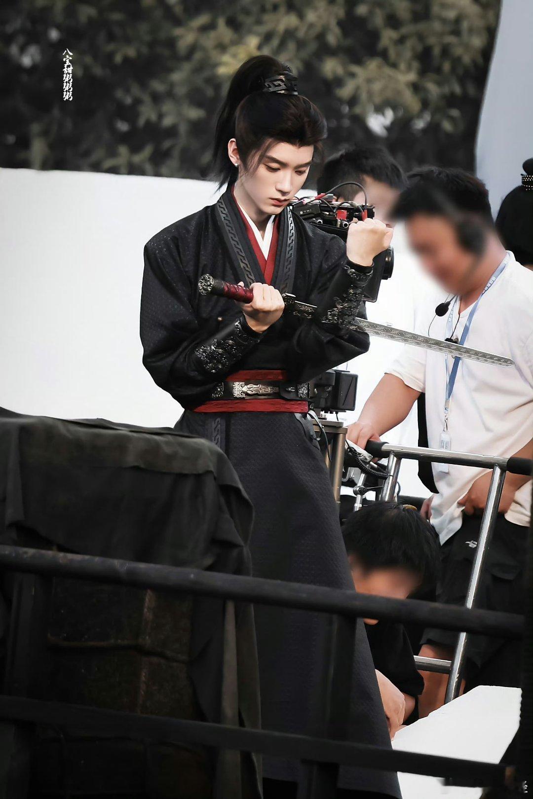 周翊然少年将军披甲上阵解锁全新荧幕形象，青涩长相碰撞冷硬兵器，反差观感格外出彩。