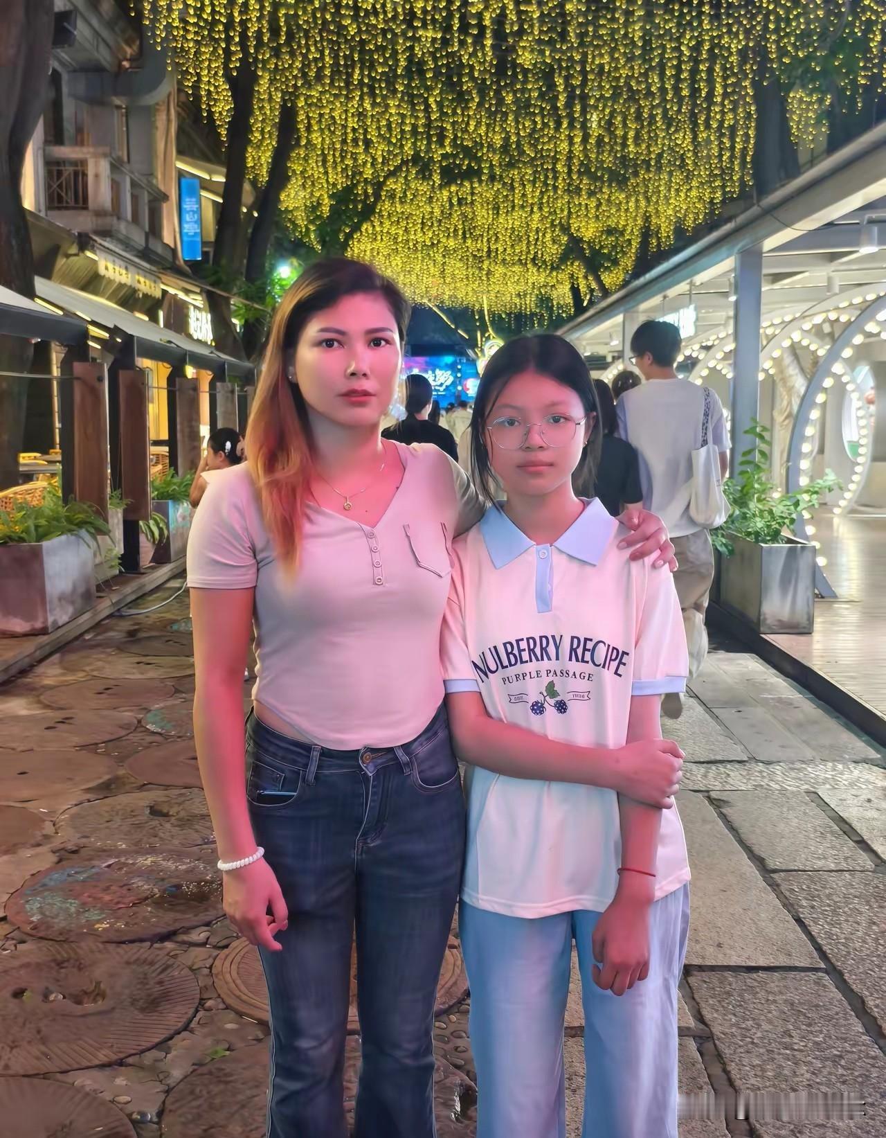 左边这位气质出众的女士，换作是你，愿意做她的丈夫，还是做小姑娘的父亲？
夜景街头