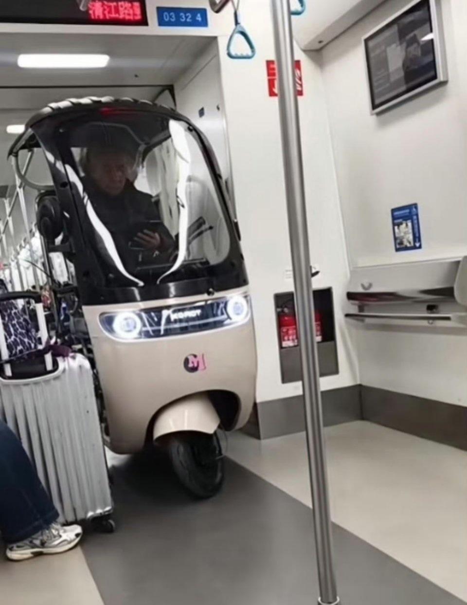 大爷把老头乐开进青岛地铁3号线，青岛地铁客服：正在核查。中国有自己的佛罗里达..
