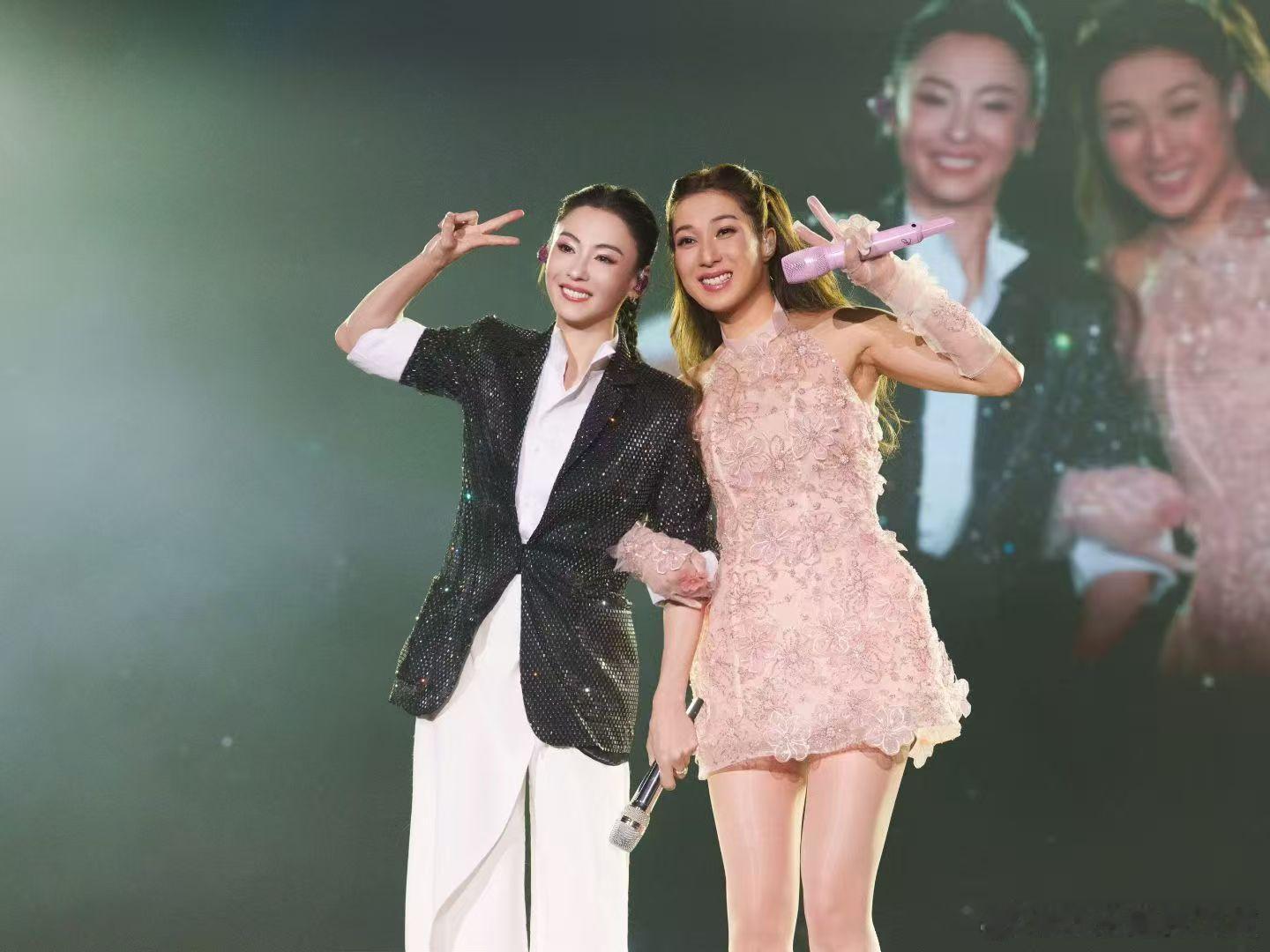 钟嘉欣演唱会嘉宾张柏芝谁的青春回来了！钟嘉欣×张柏芝同台合唱，《任何天气》一响直