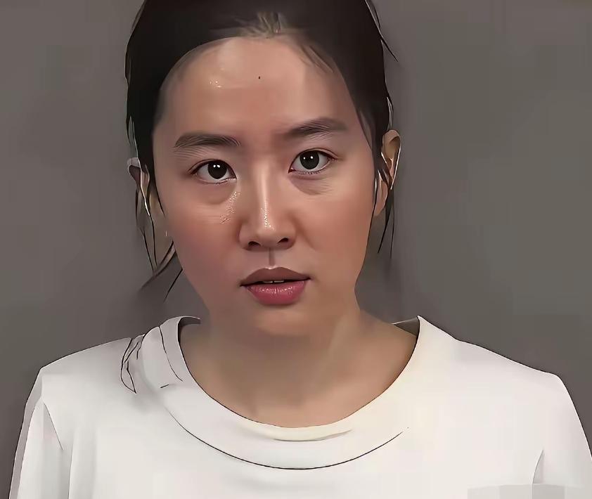 褪去精致妆容和滤镜，明星素颜瞬间回归平淡。
没有华丽包装加持，眉眼朴素接地气，和