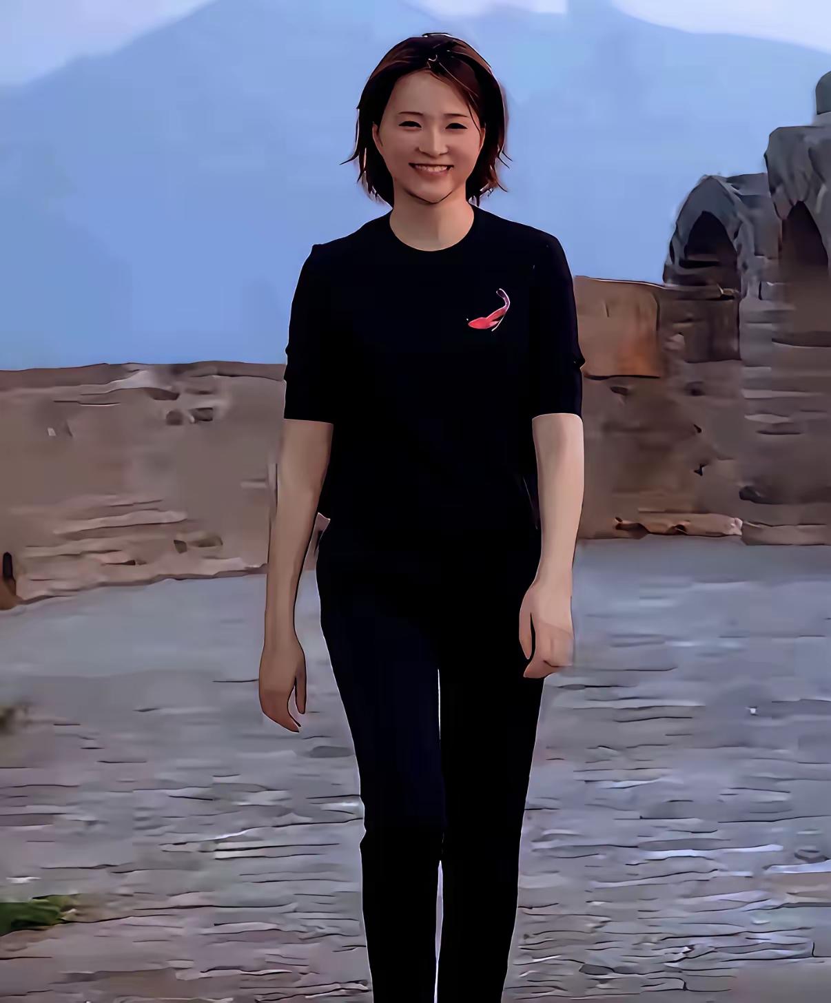 这位美女主持人你们认识吗？
她的笑容很灿烂，很腼腆，就像是一副画似的，显得格外珍