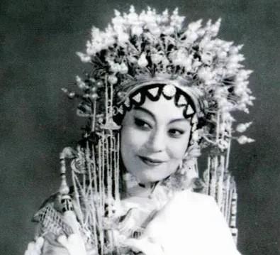 1942年夏末，有着“评剧皇后”之称的白玉霜正在天津北洋戏院演出，她身段婀娜，唱