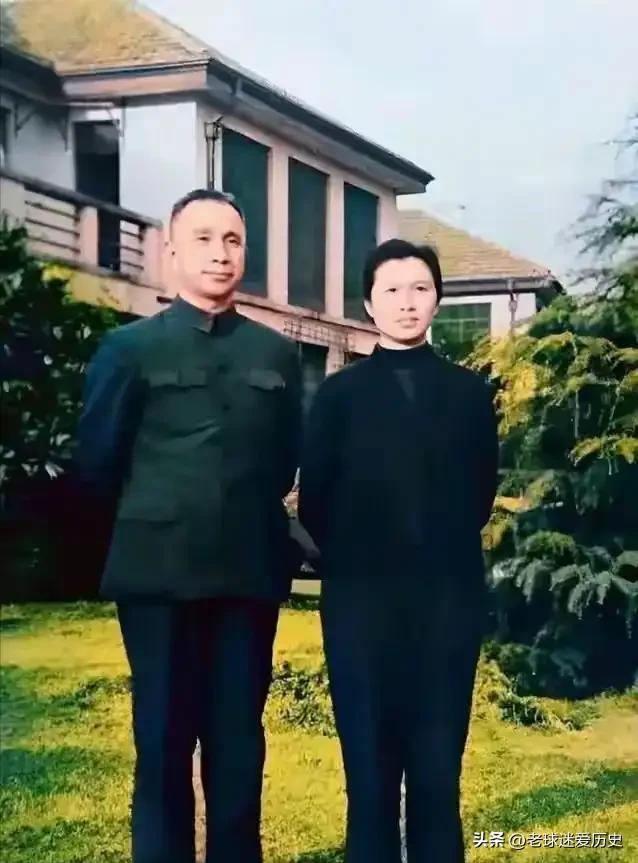 这张庭院留影里，粟裕将军一身戎装，身姿挺拔沉稳，目光坚毅，尽显久经沙场的将帅气度