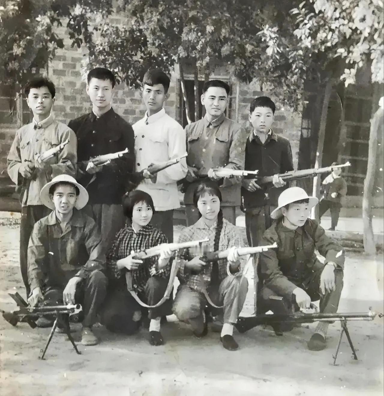 上世纪70年代的学生军训，三八大盖，歪把子机枪，都是真家伙！
70年代的学生军训