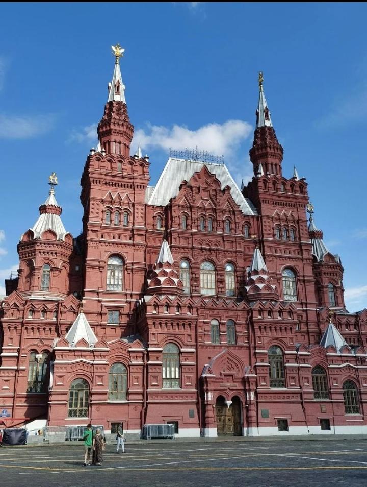 红墙尖塔刺破澄澈蓝天，莫斯科国家历史博物馆的砖红肌理里，藏着俄罗斯百年的厚重与浪