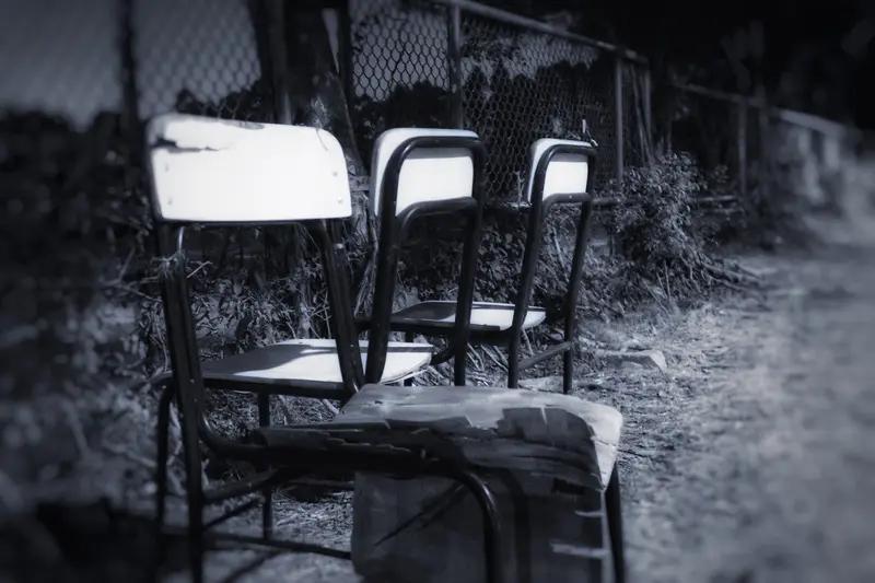 床头为什么不能放空椅子？床头不放空椅子，主要是心理、安全、风水三方面原因，科学+