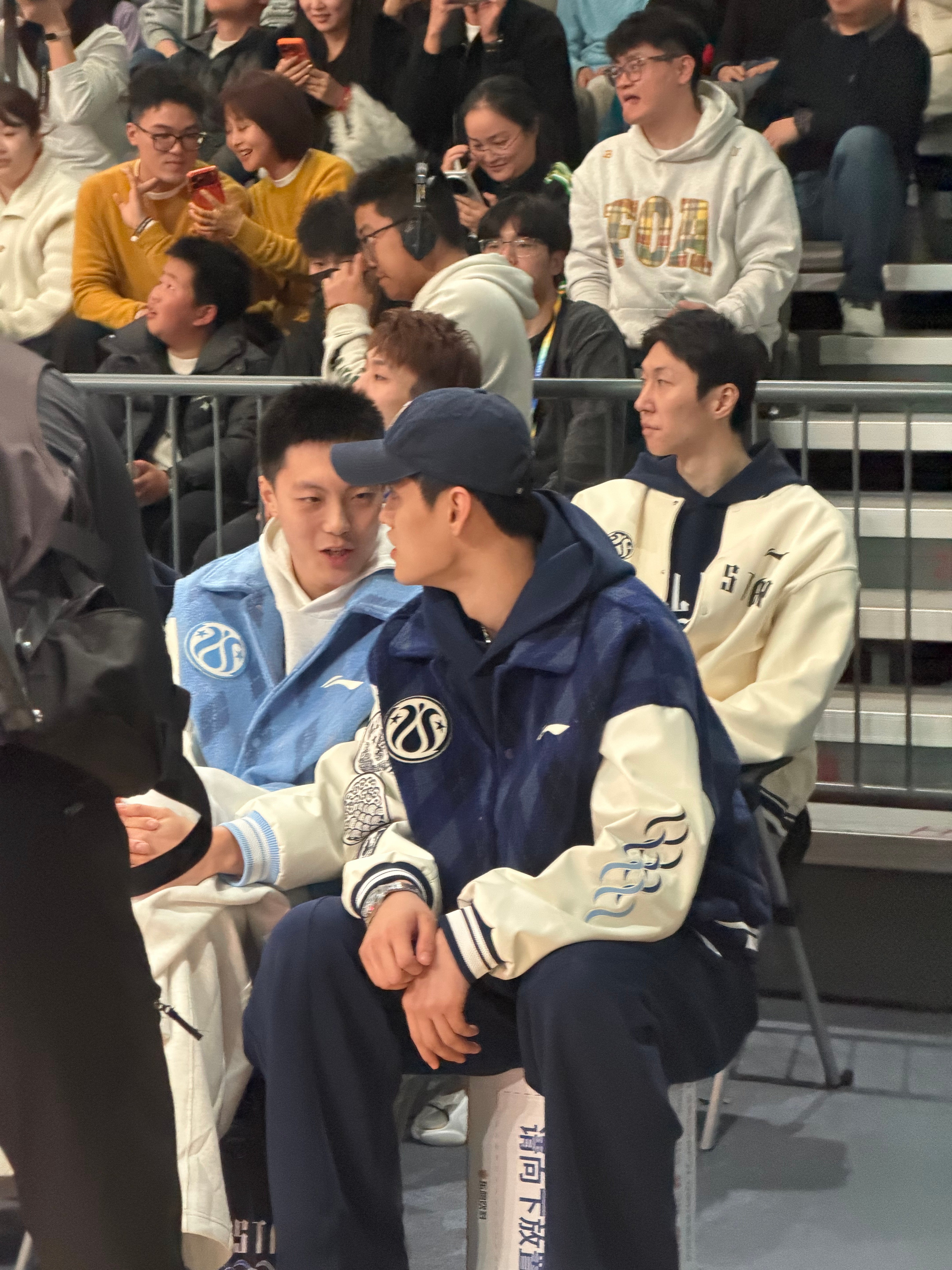 cba全明星不一会曾凡博也来了 和小胡坐一起🥕 