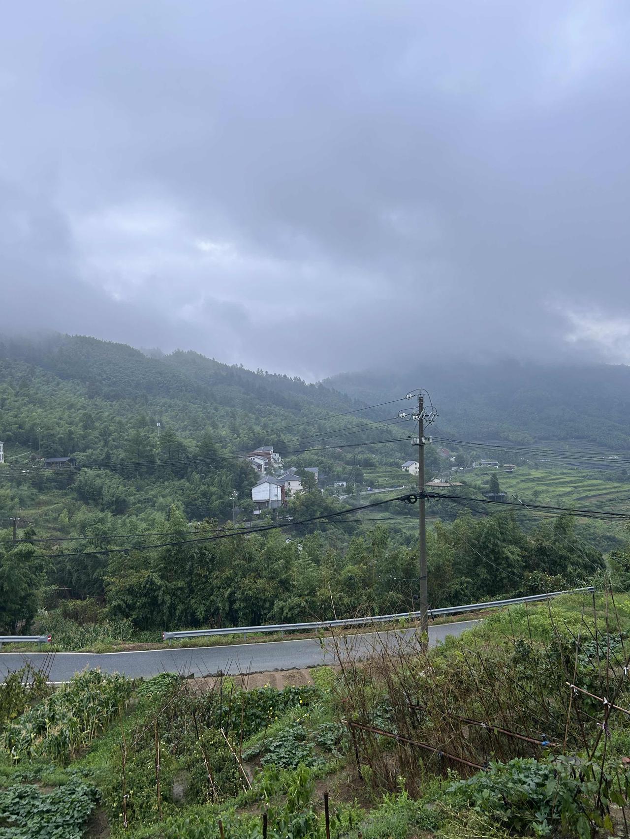 闲看人间烟火，静赏一路风光，知足常乐