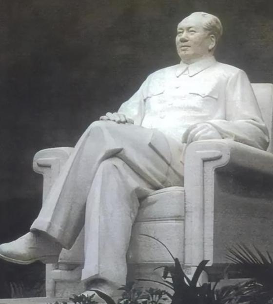 有人放出话，说要在全国把毛主席塑像统统拆掉，是谁开的口，名字敢不敢摆到台面上？谁