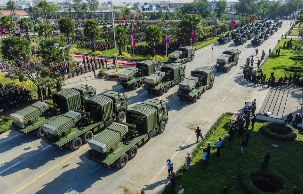 泰国海军的071E型船坞登陆舰“象岛”号。该舰不仅是泰国海军最大的军舰，也是东南